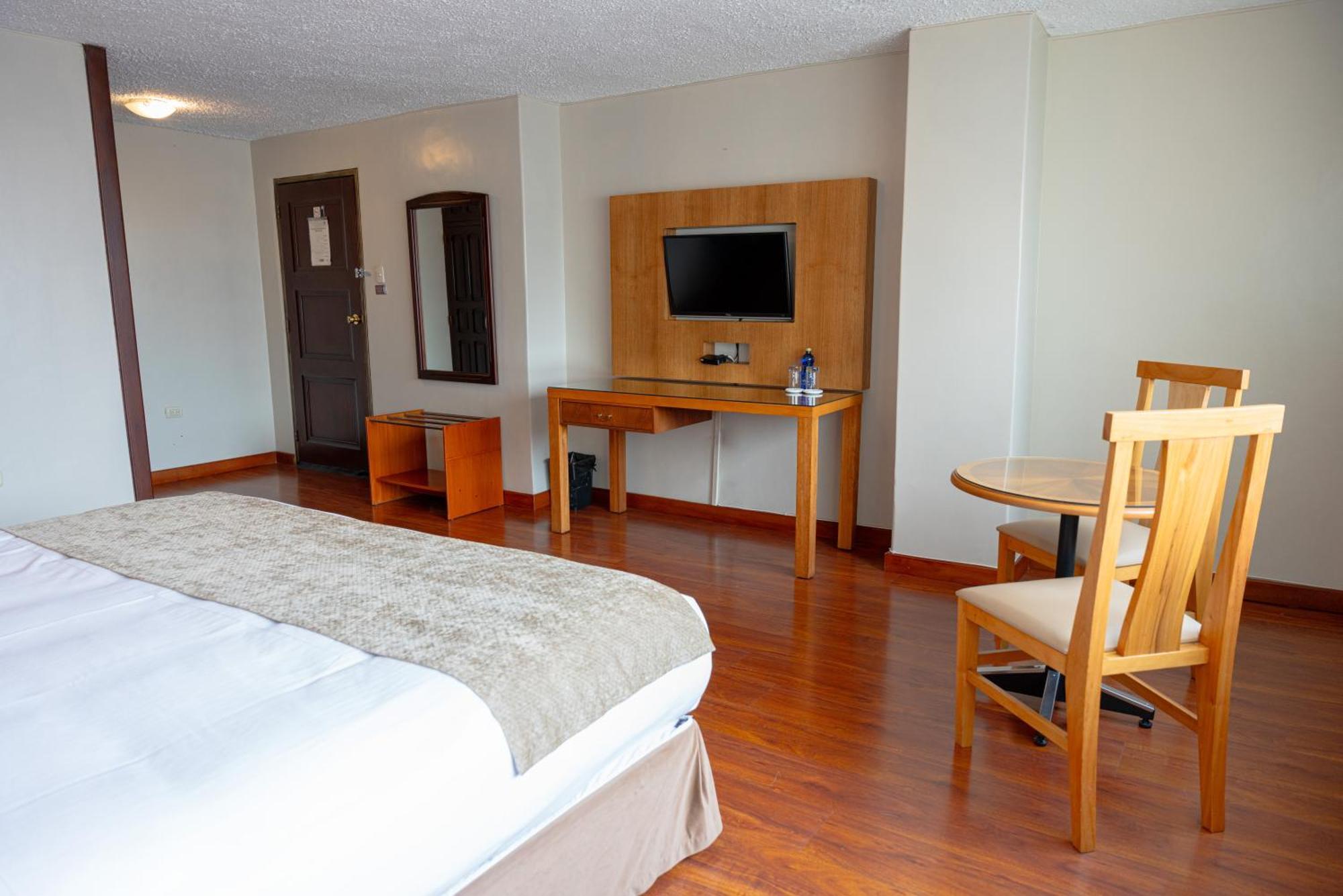 Hotel Santa Monica Куэнка Экстерьер фото